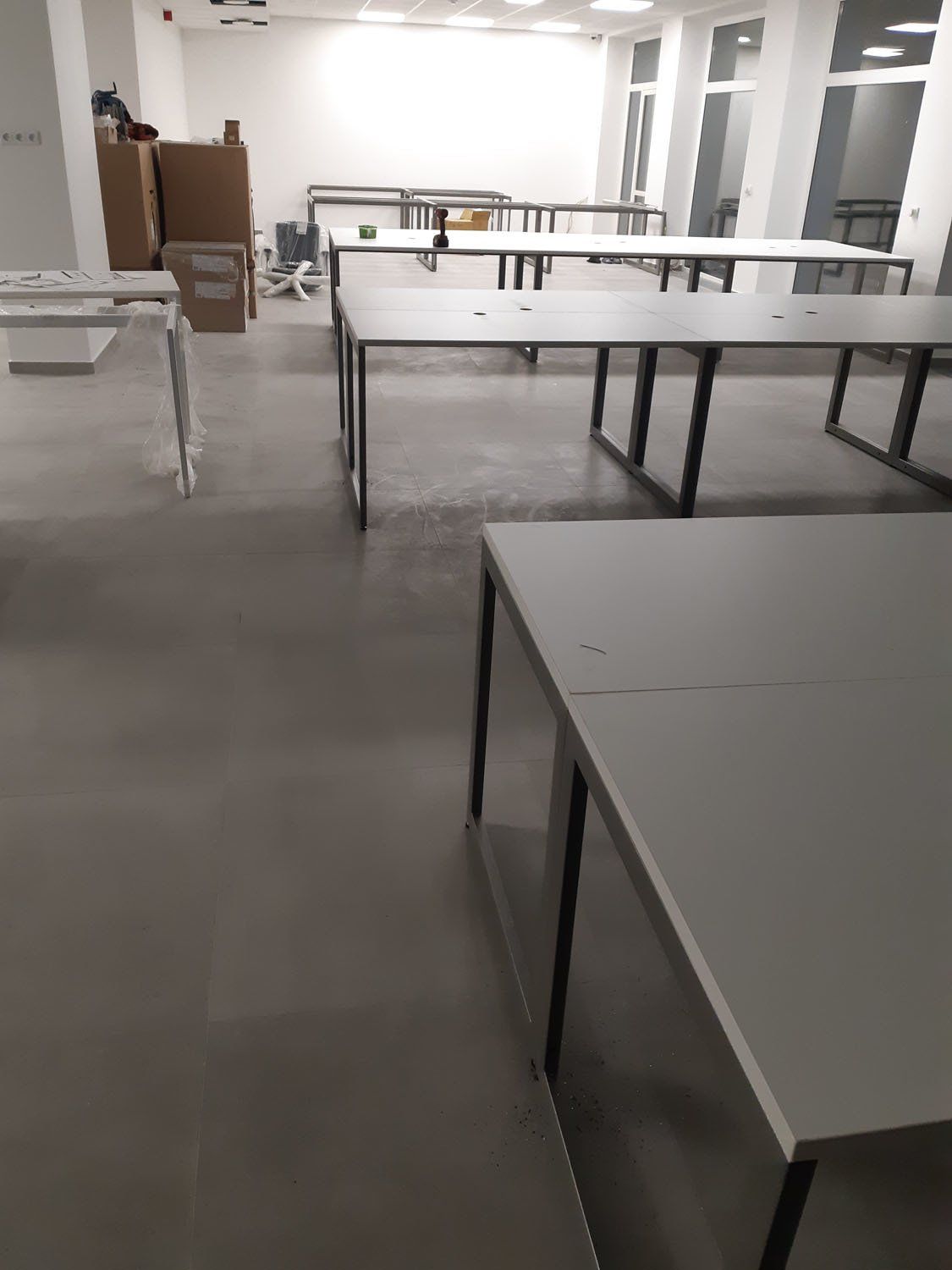 eilė stalų su metaliniais rėmais