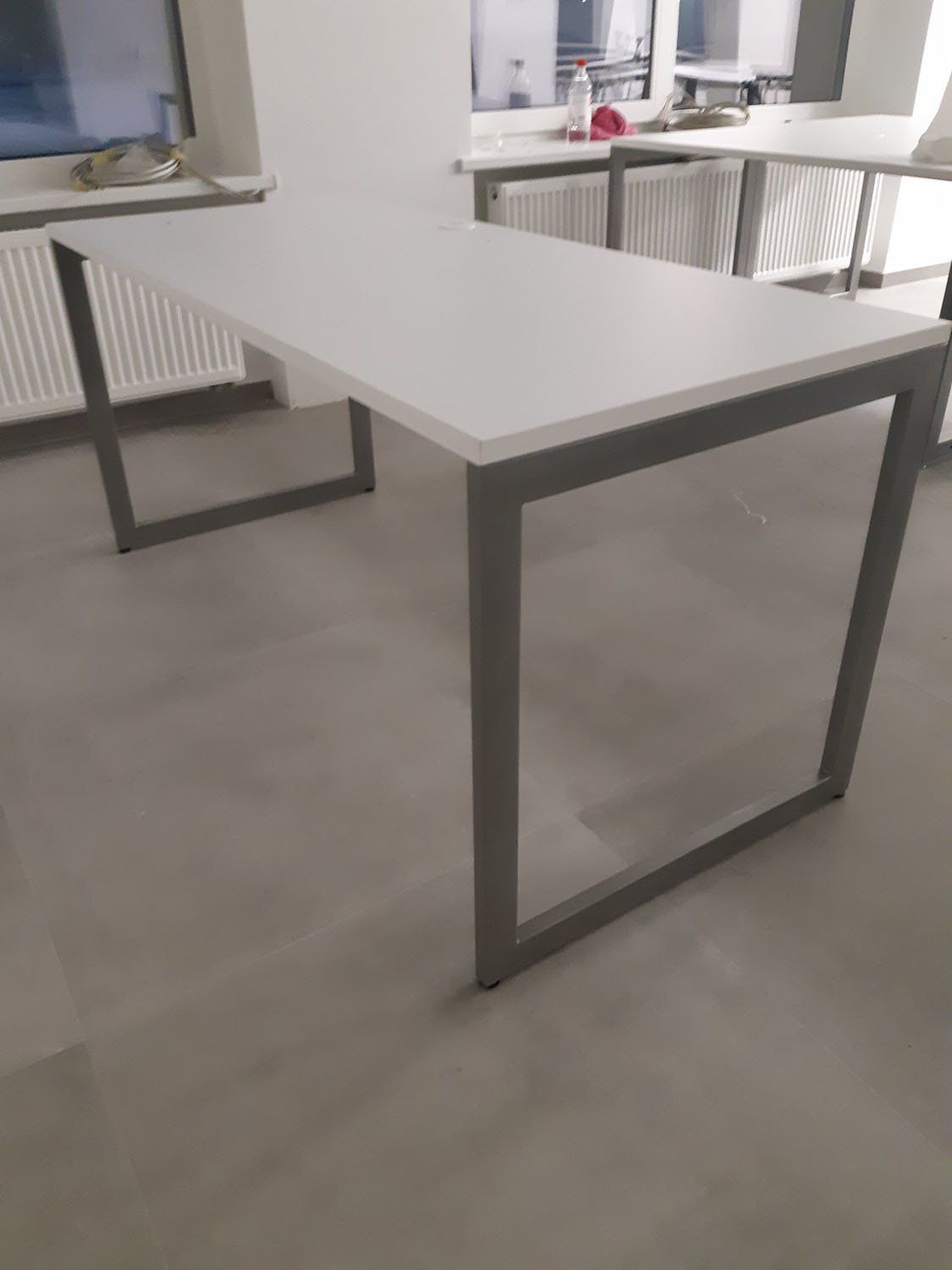 stalas su metaliniu rėmu interjere