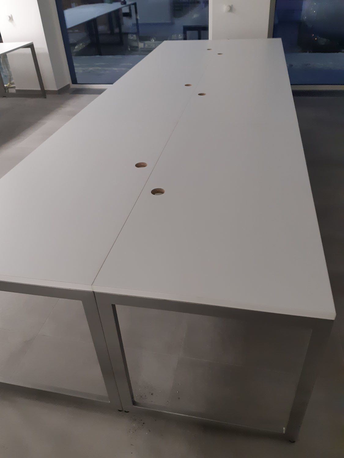 sustumti stalai su metaliniais rėmais