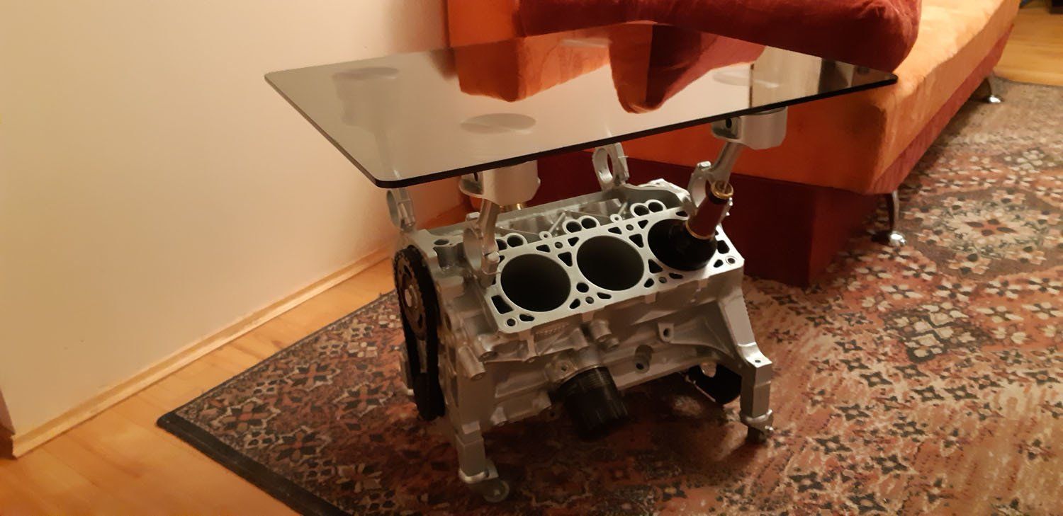 dekoratyvinis staliukas su metalo detale iš šono