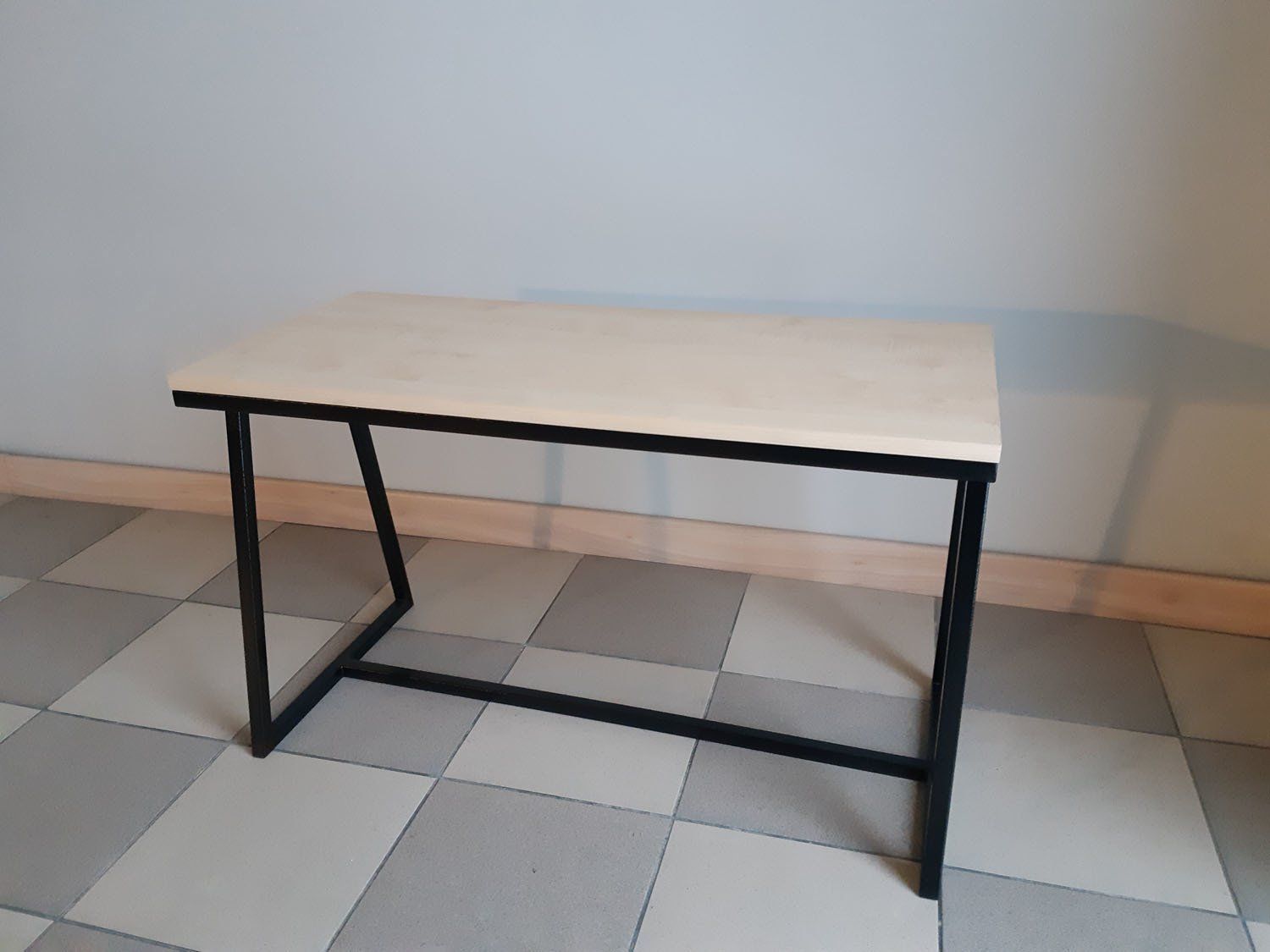 stalas su metaliniu rėmu iš priekio