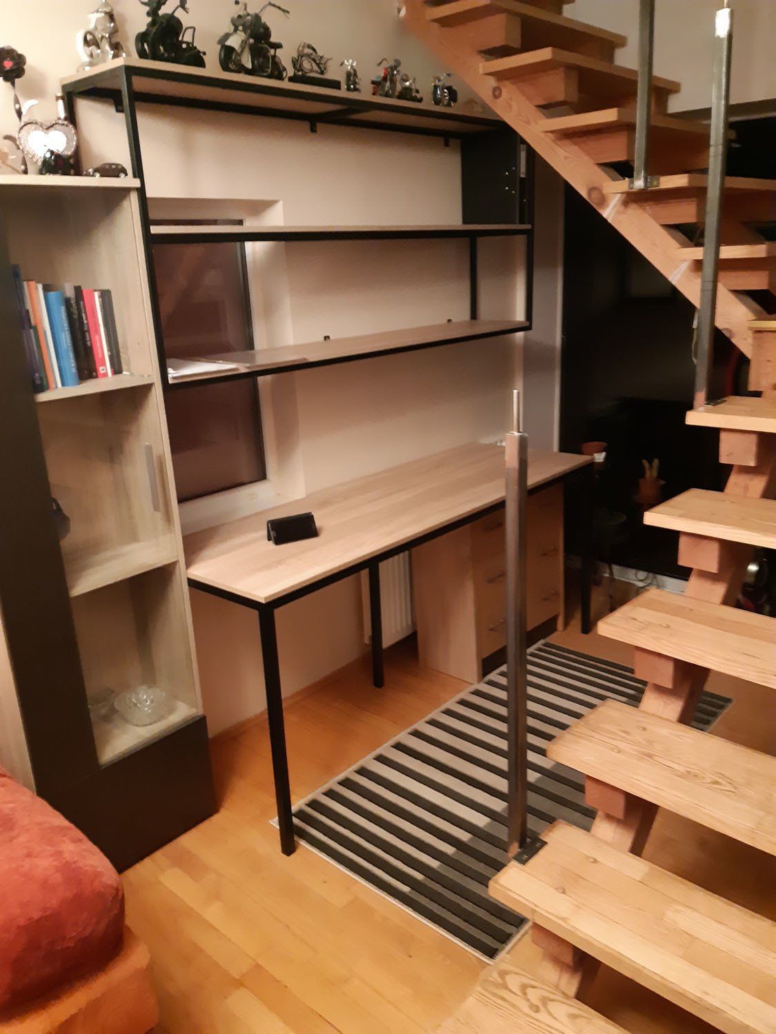 lentyna ir laiptai su metalo konstrukcijomis