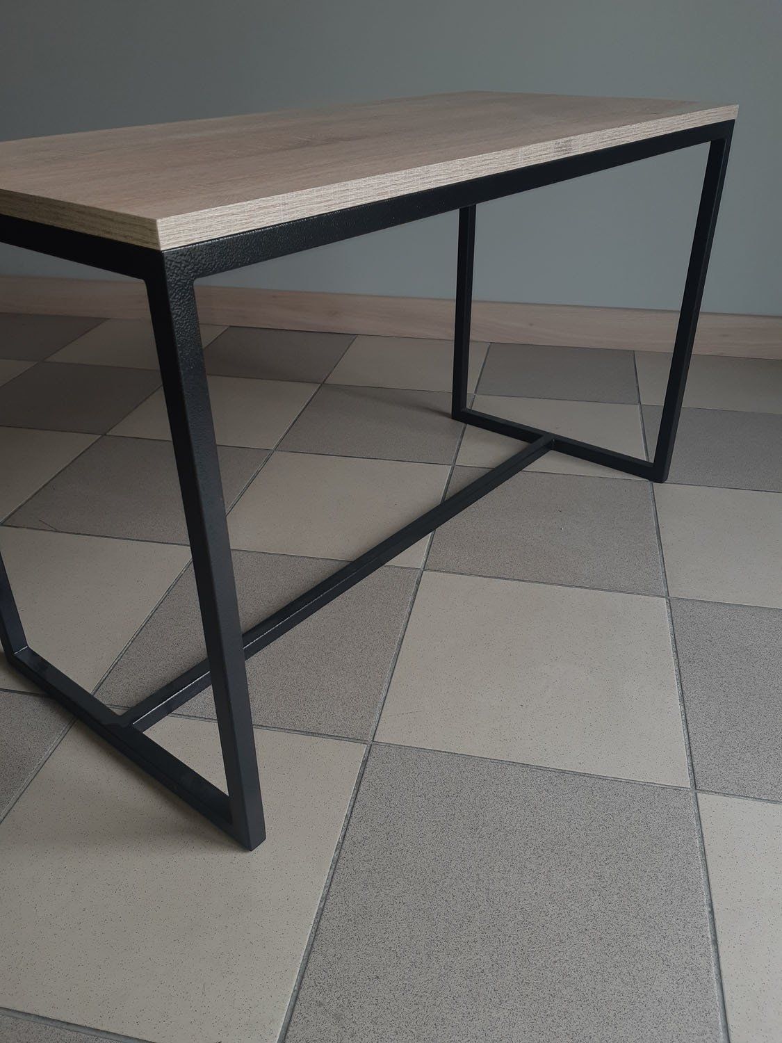 stalas su metaliniu rėmu kampu