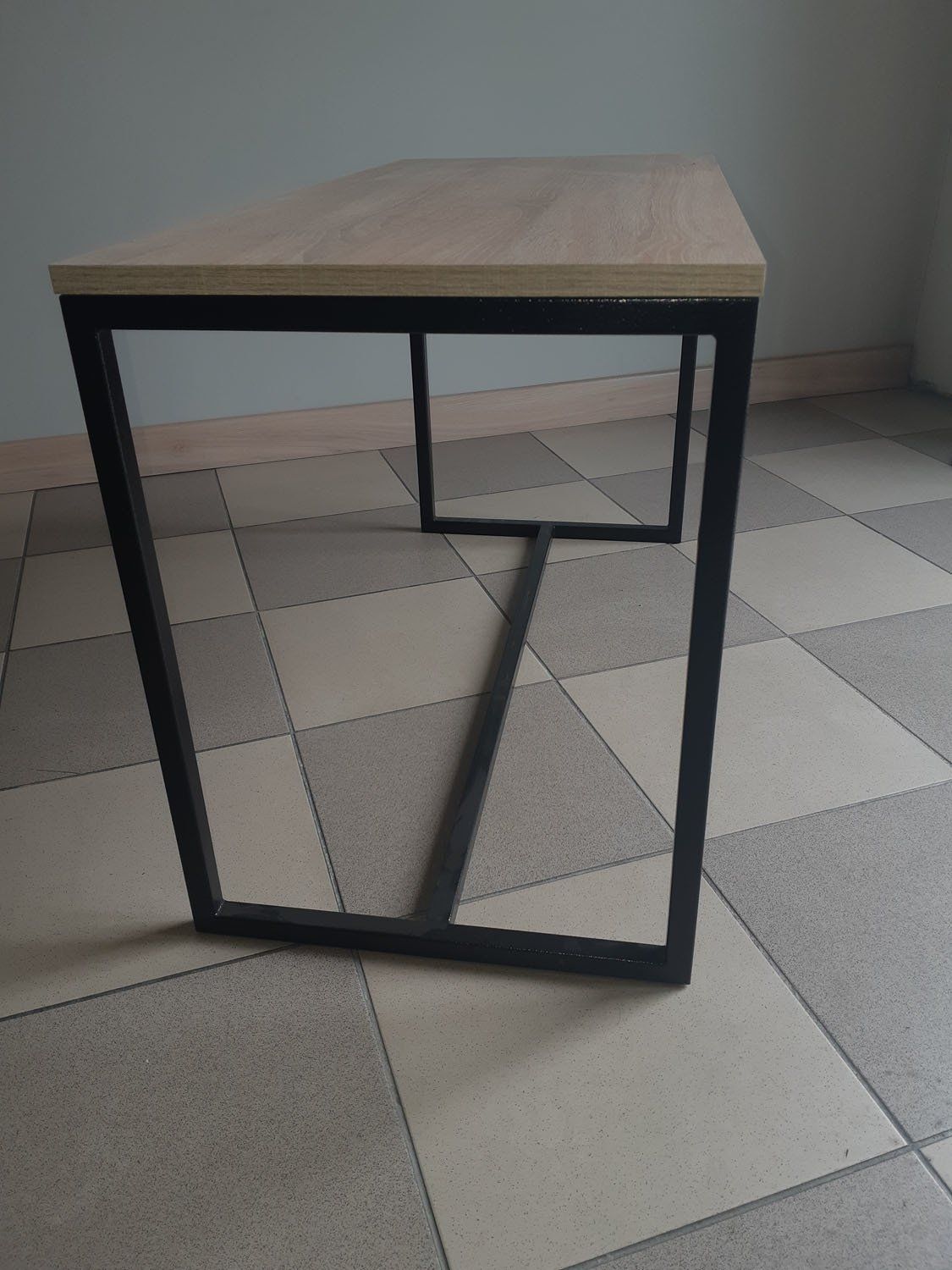 stalas su metaliniu rėmu