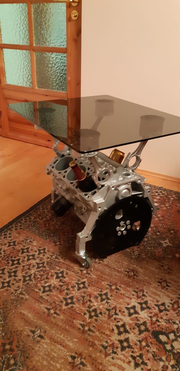 staliukas su variklio detale