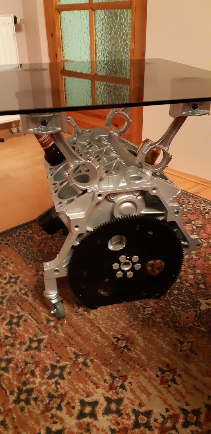 dekoratyvinis staliukas su metalo detale