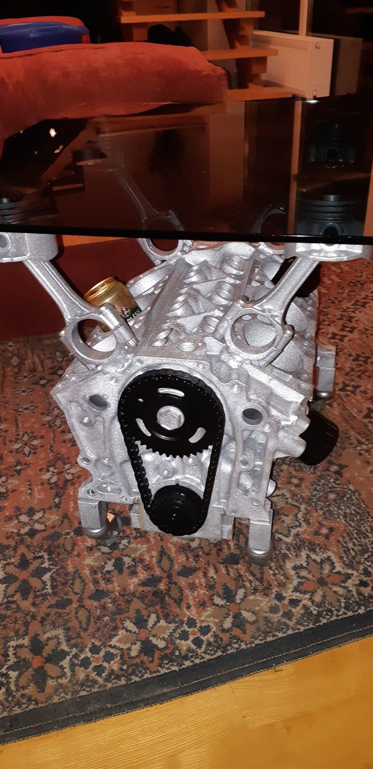 stalas su variklio detale