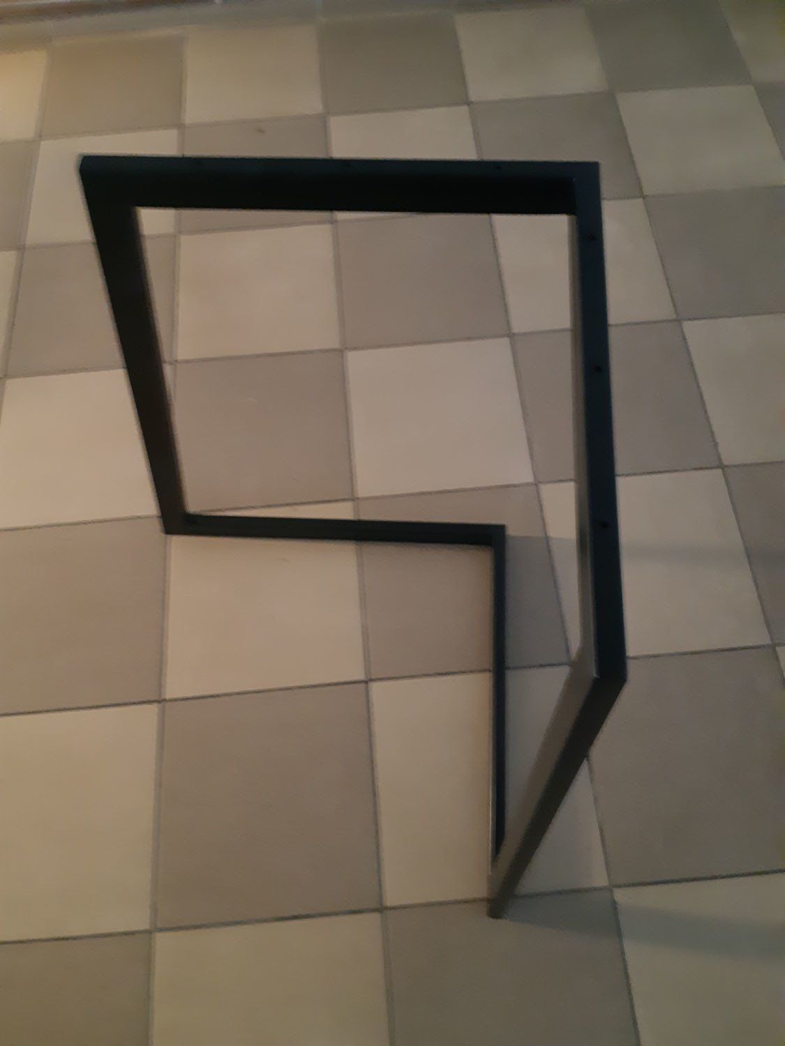 kampinis rėmas iš metalo iš viršaus