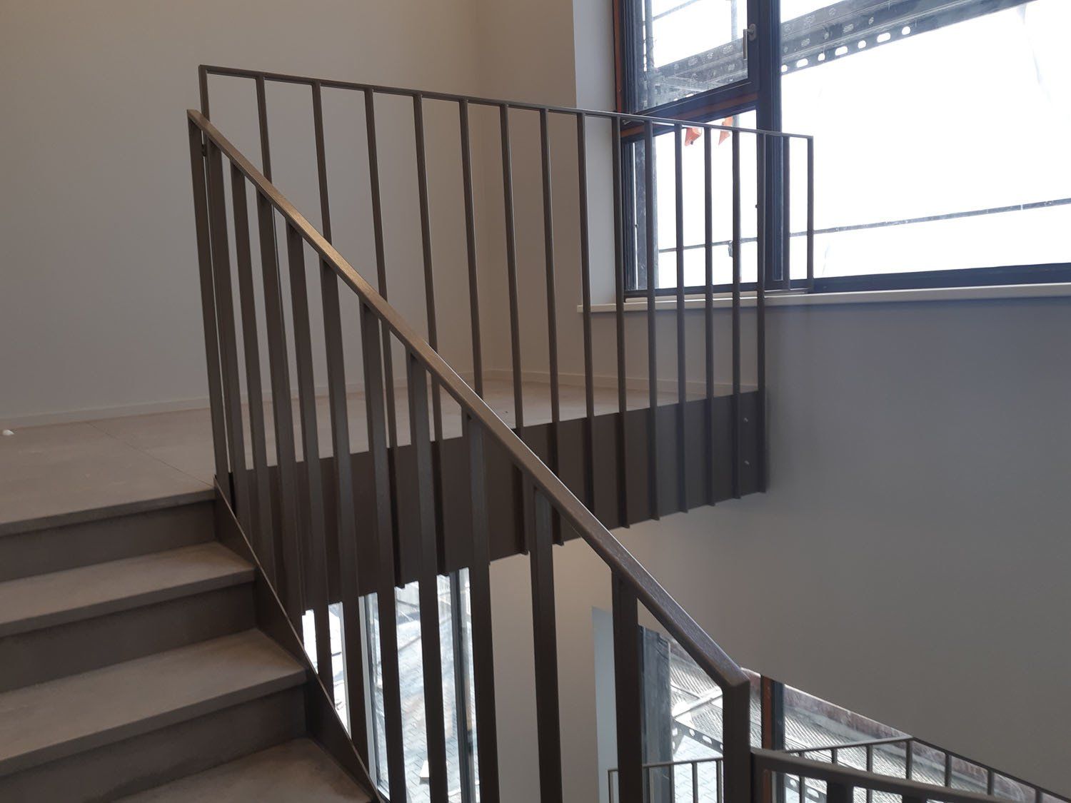 metaliniai laiptai iš šono