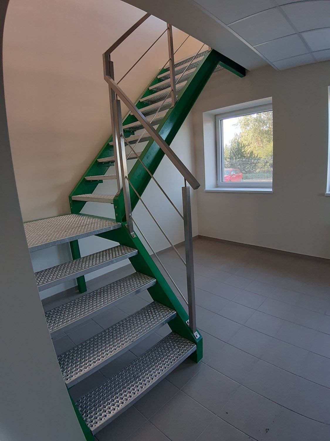 dažyti metaliniai laiptai