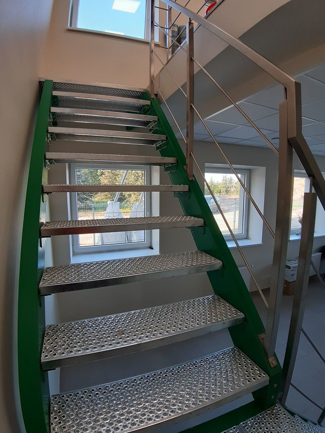 dažyti metaliniai laiptai iš priekio