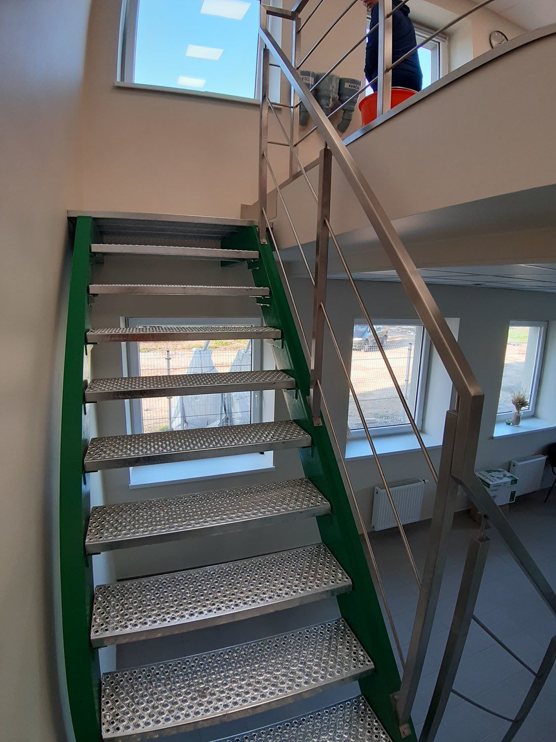 metalinių laiptų pakilimas