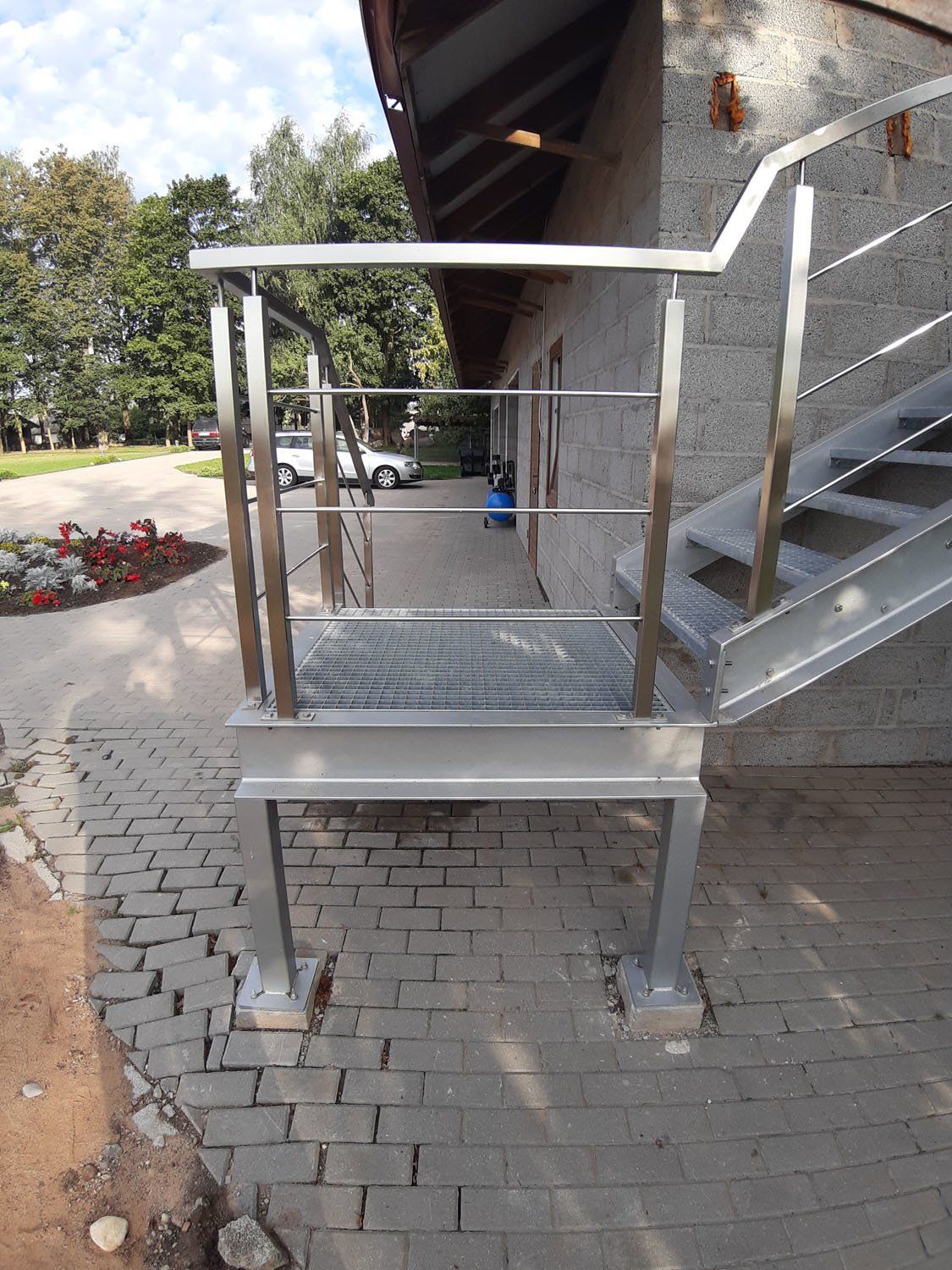 dviejų aukštų metalinių laiptų rėmai