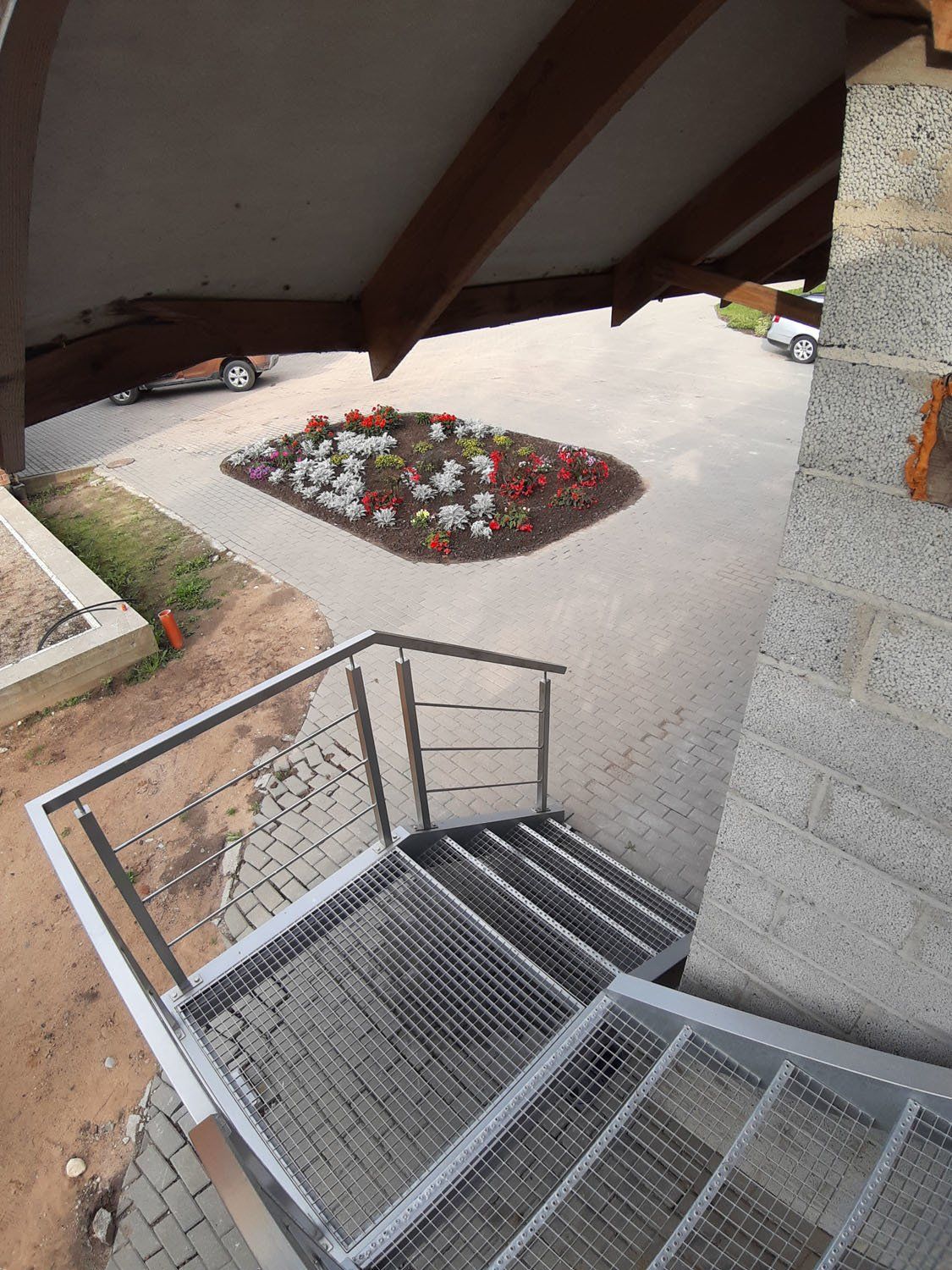 dviejų aukštų metalinių laiptų turėklai iš viršaus