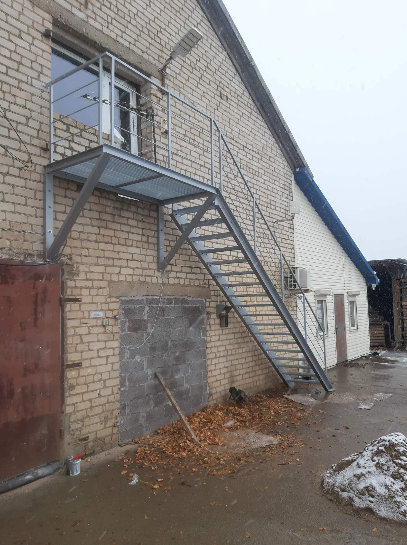 geležiniai laiptai į antrą aukštą iš šalies