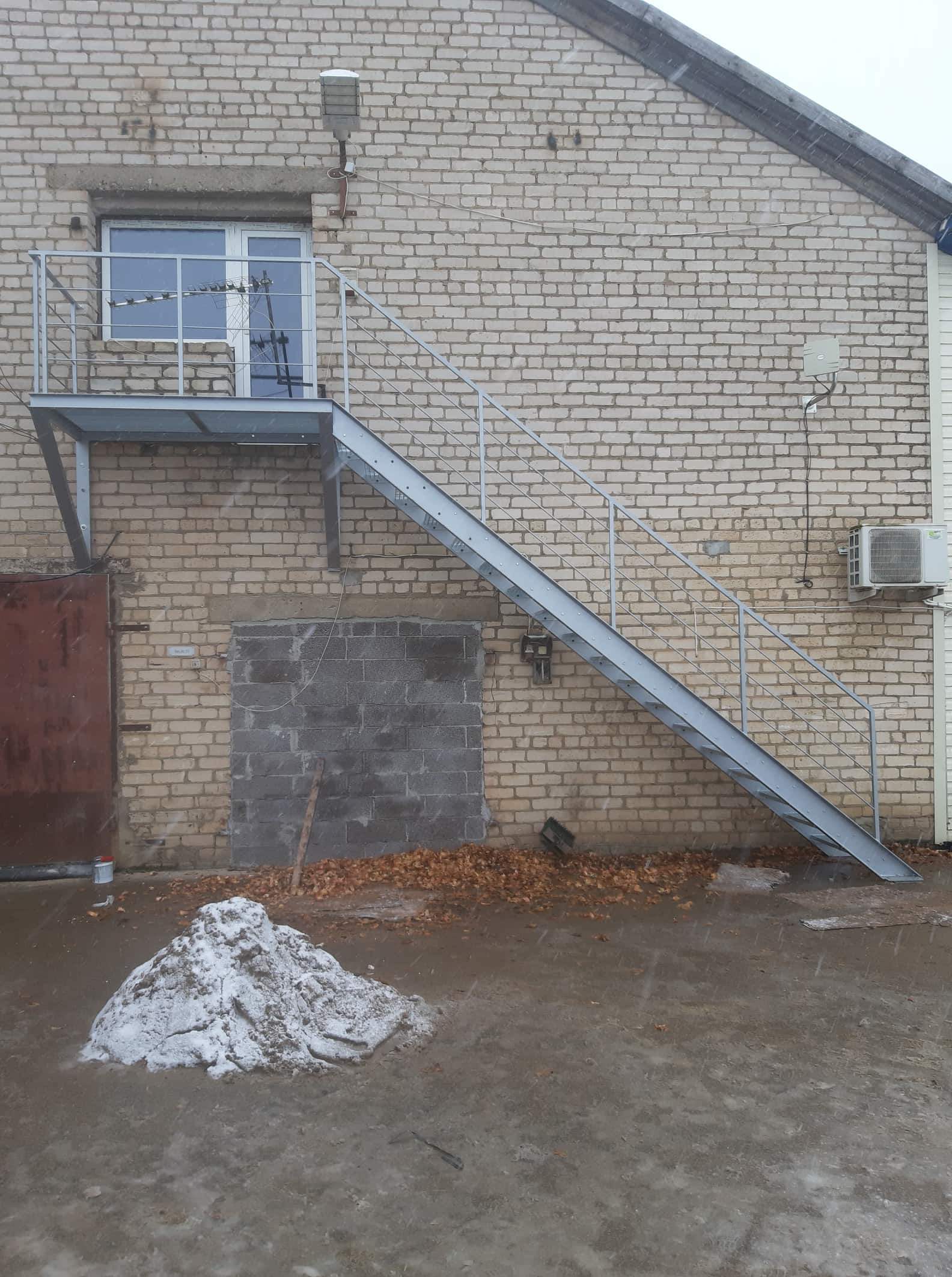 geležiniai laiptai į antrą aukštą iš šono