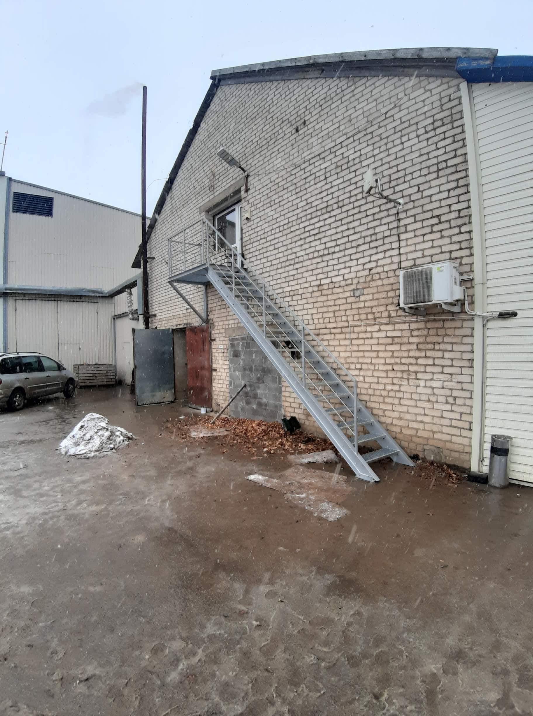 geležiniai laiptai į antrą aukštą iš tolo