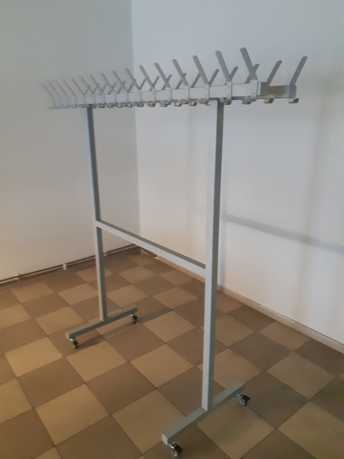 metalinė drabužių pakaba