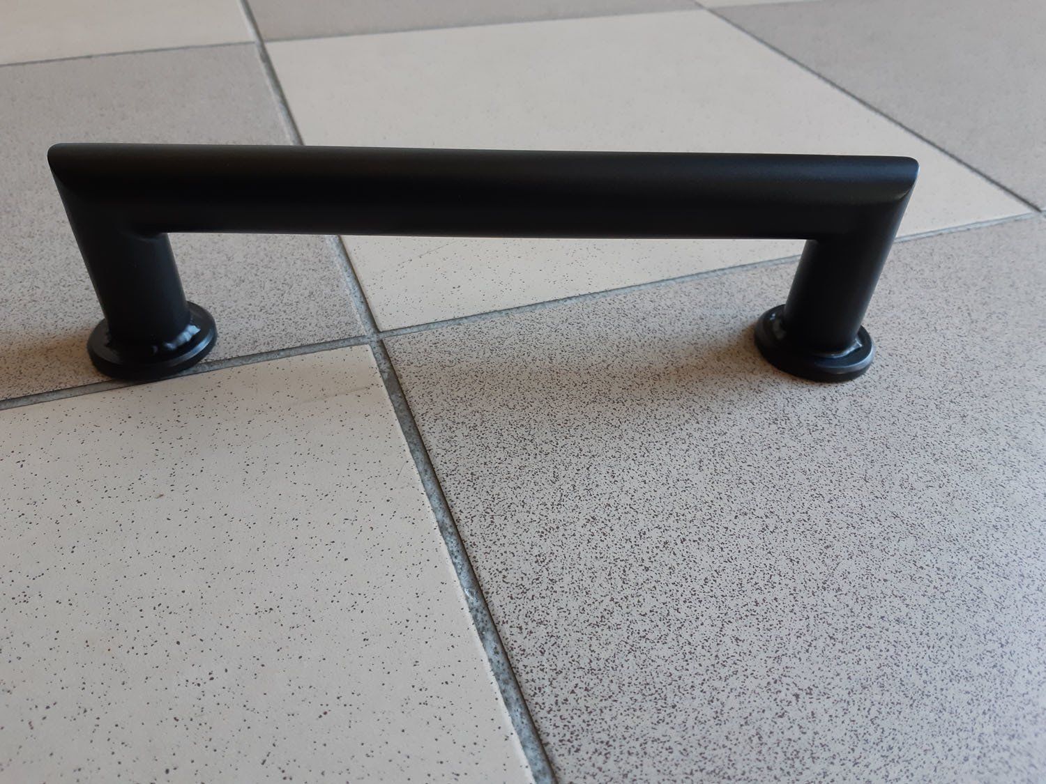 nesudėtinga konstrukcija iš metalo