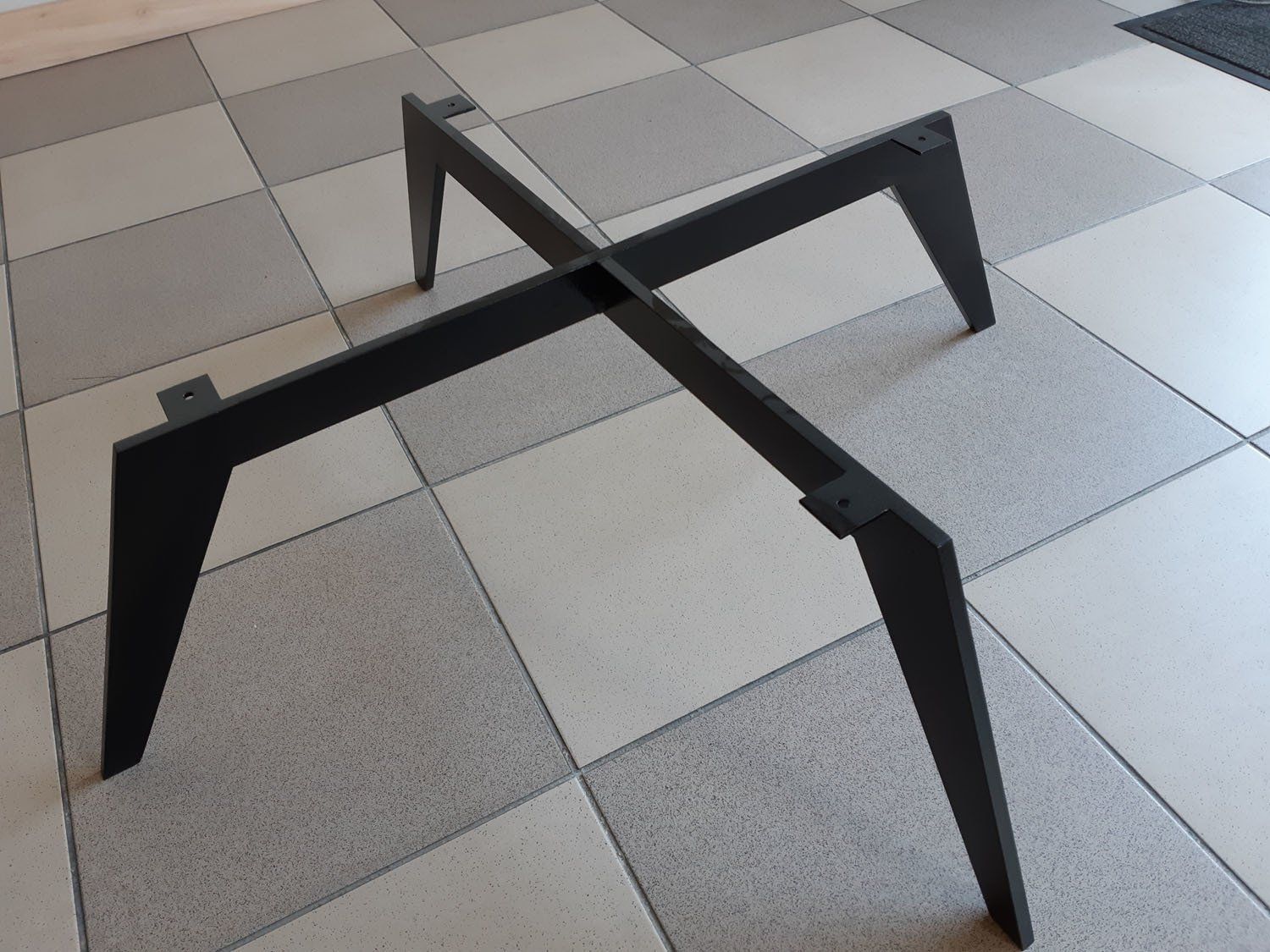 nesudėtinga metalo konstrukcija