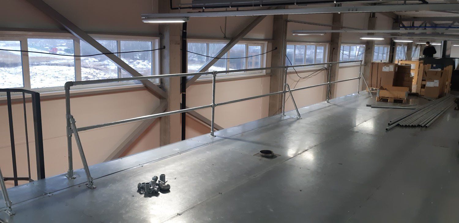 metaliniai pastolių turėklai