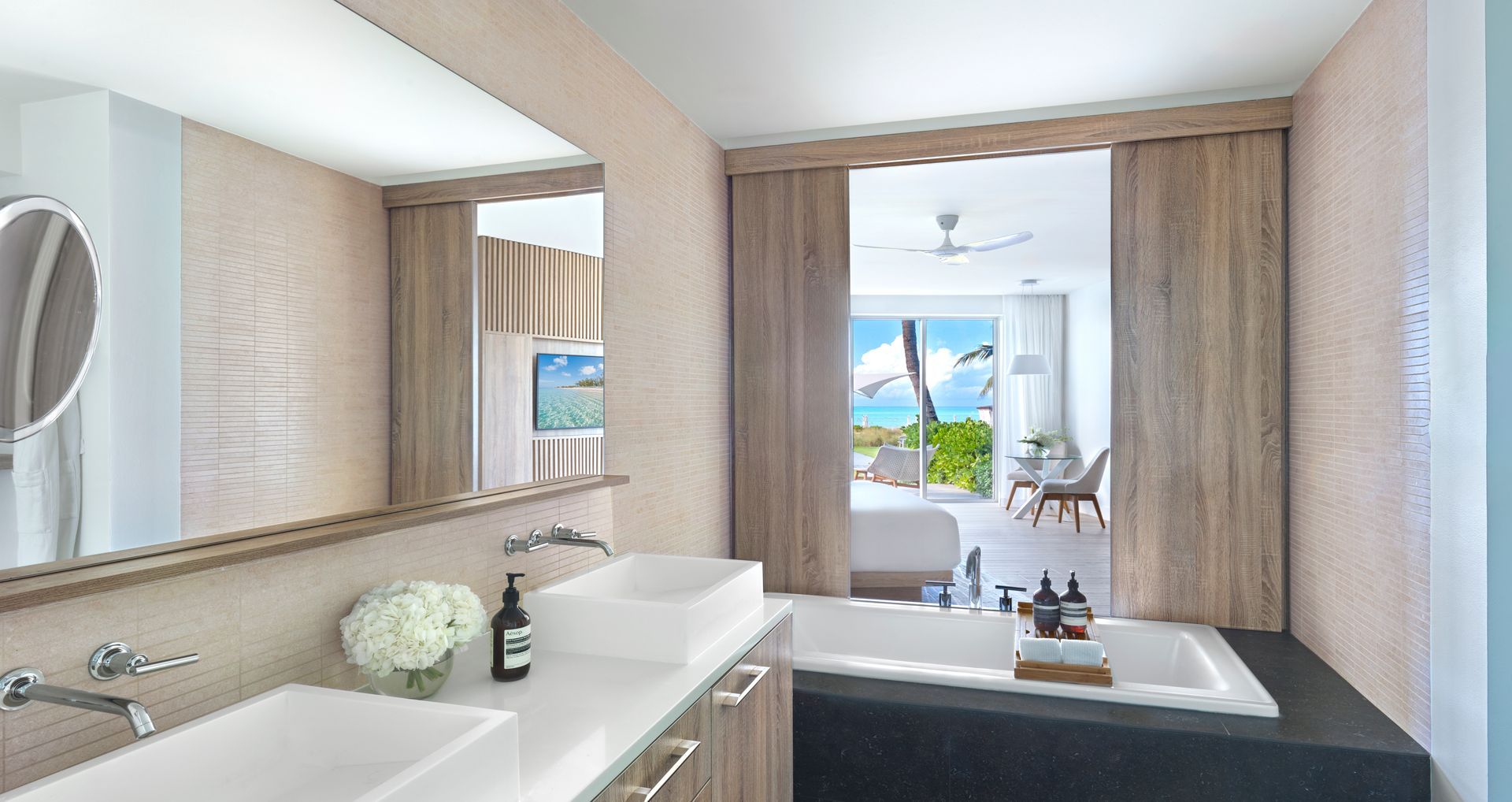 Grand Deluxe Oceanfront Studio