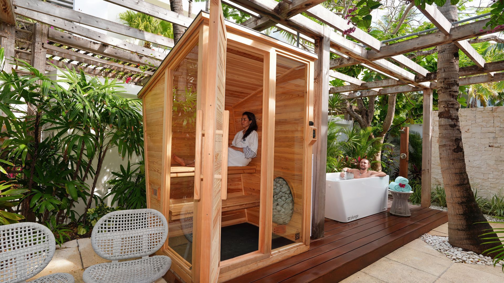 Hot sauna + cold plunge