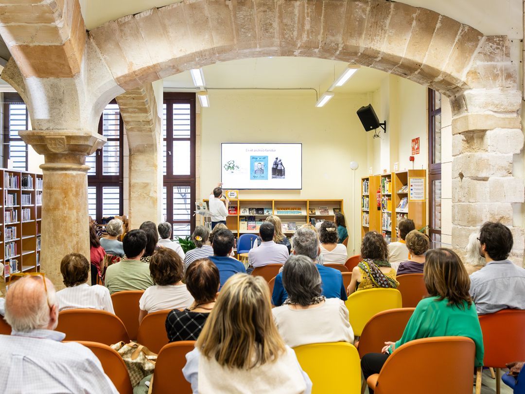 El escritor Ricardo Dudda en la comicteca de la Biblioteca Pública de Palma 