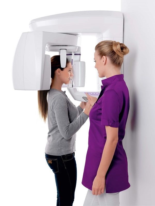 Een vrouw ondergaat een röntgenfoto van haar gebit.