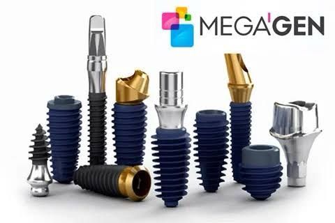 Tandheelkundige implantaten in diverse ontwerpen en kleuren, met het MegaGen-logo rechtsboven.