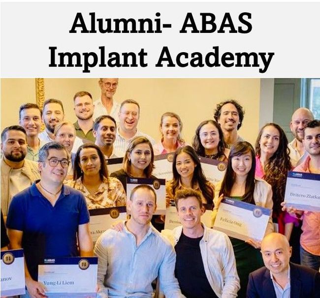 Groepsfoto van alumni van de tandheelkundige implantologieacademie met certificaten.