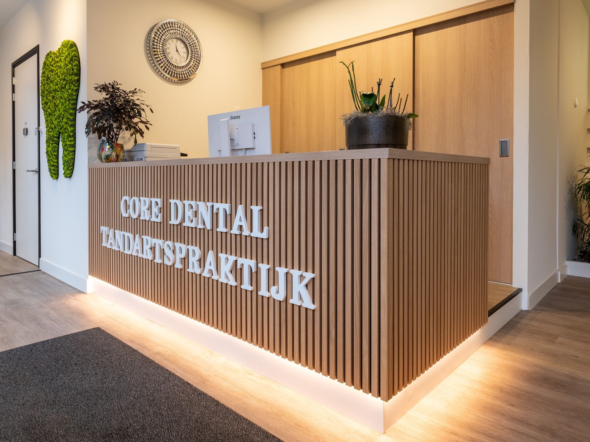 Receptiebalie met bloemen en houten schuifdeuren.