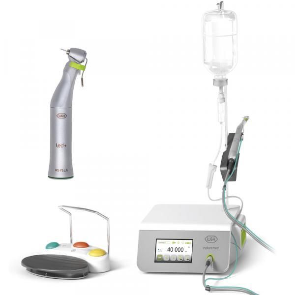 Chirurgische apparatuur voor tandheelkundige implantaten: boor, voetpedaal en bedieningseenheid, met een infuuszak voor irrigatie.