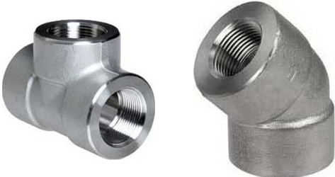 Um close de um flange de aço inoxidável em um fundo branco.