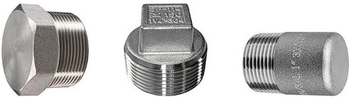 Um close de um flange de aço inoxidável em um fundo branco.