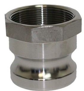 Um flange de aço inoxidável com um furo no meio em um fundo branco.