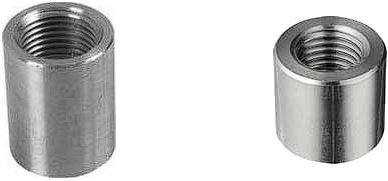 Um close de um flange de aço inoxidável em um fundo branco.