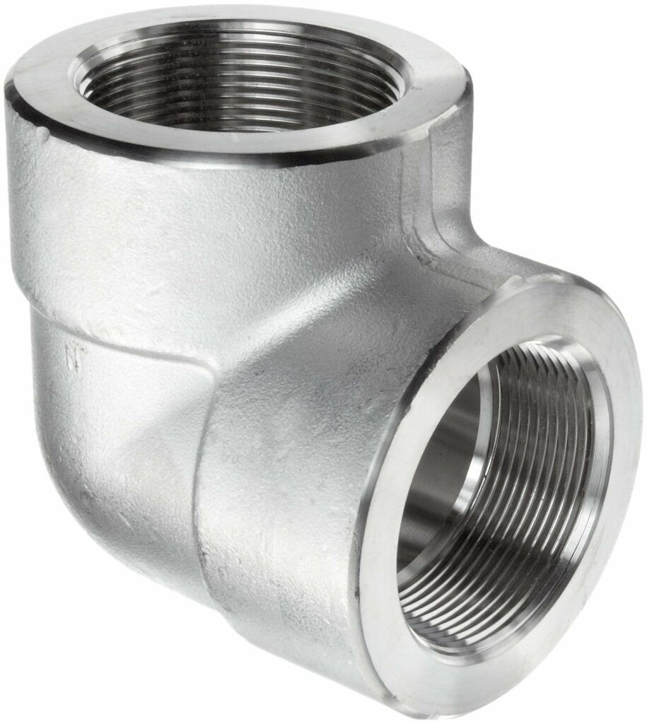 Um close de um flange de aço inoxidável em um fundo branco.