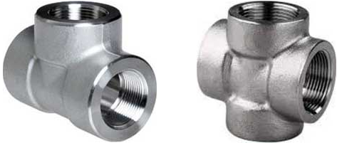 Um close de um flange de aço inoxidável em um fundo branco.