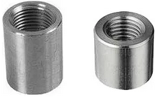 Um close de um flange de aço inoxidável em um fundo branco.