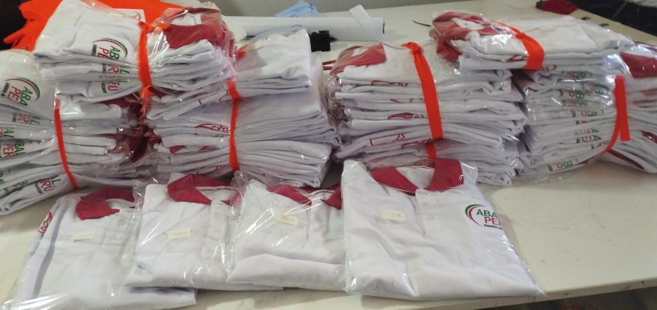 Montones de artículos blancos empaquetados y atados con correas rojas sobre una mesa en un área de almacenamiento