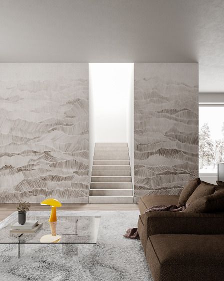 Soggiorno moderno con parete effetto marmo, scala centrale, divano marrone, tavolo in vetro e lampada gialla.