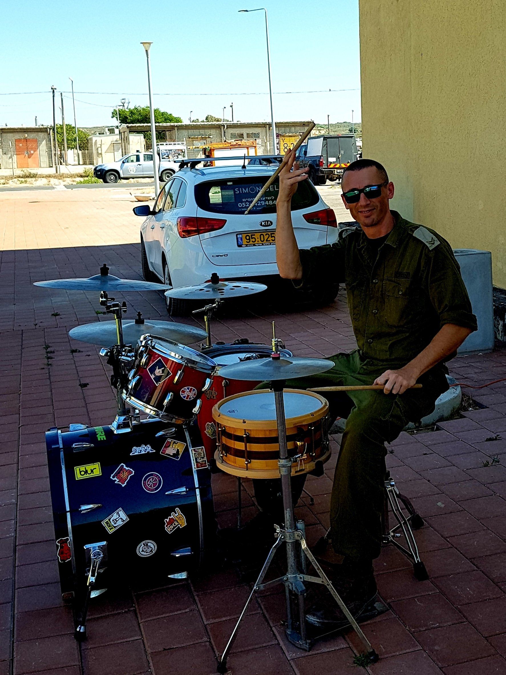 מתופף מקצוען במרכז