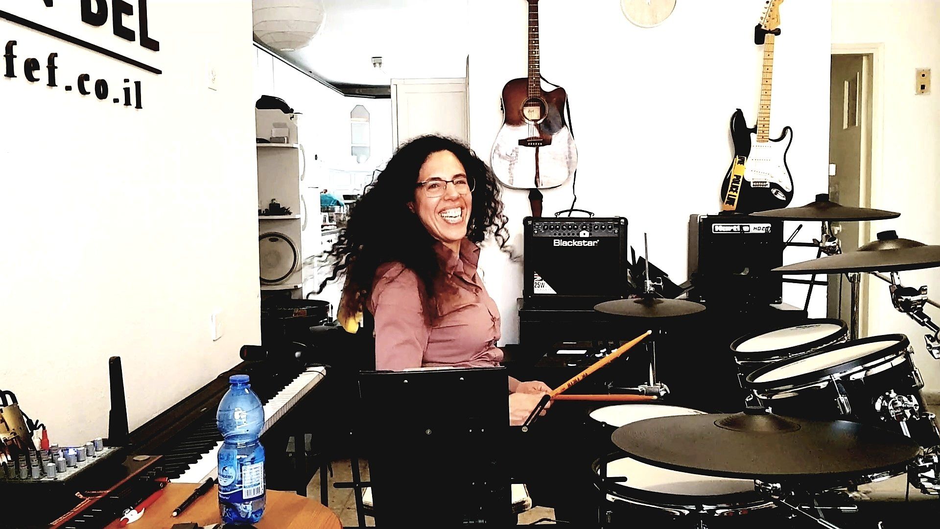 לימוד תופים בתא