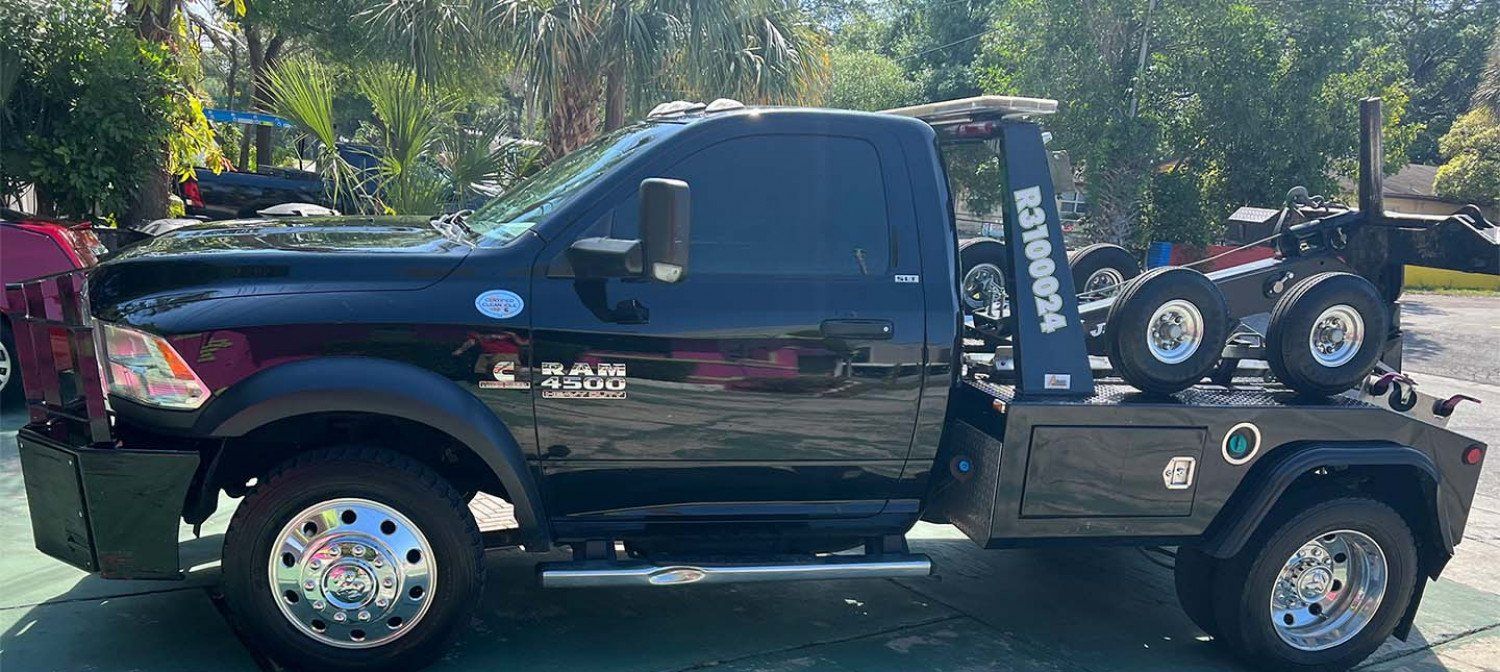 Howes Recovery heavy duty service truck