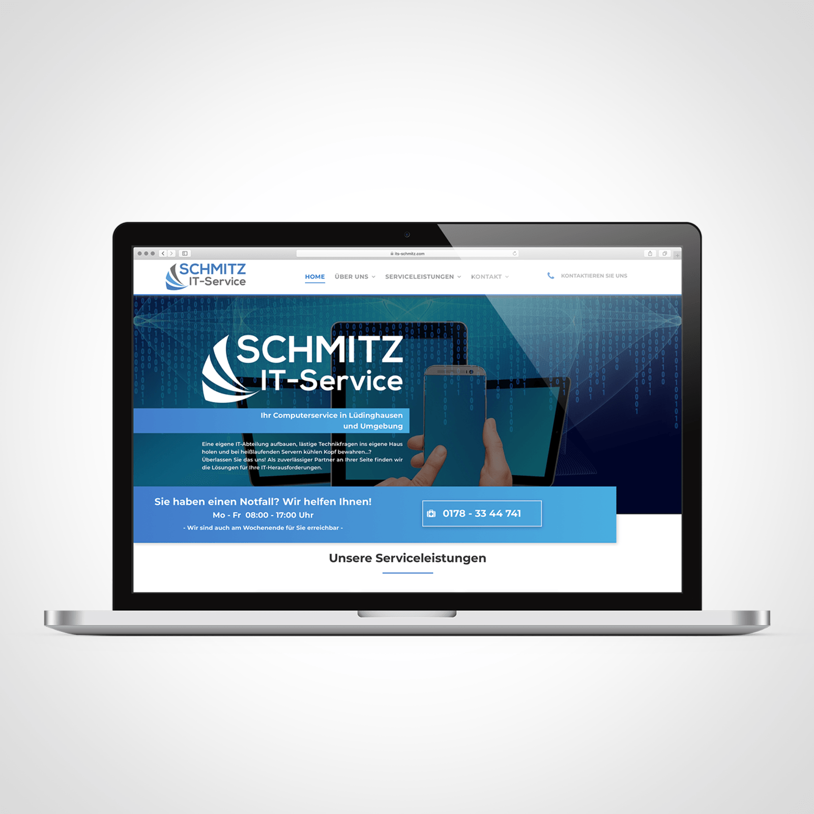 Ein Laptop ist geöffnet und zeigt die Website von Schmitz IT-Service