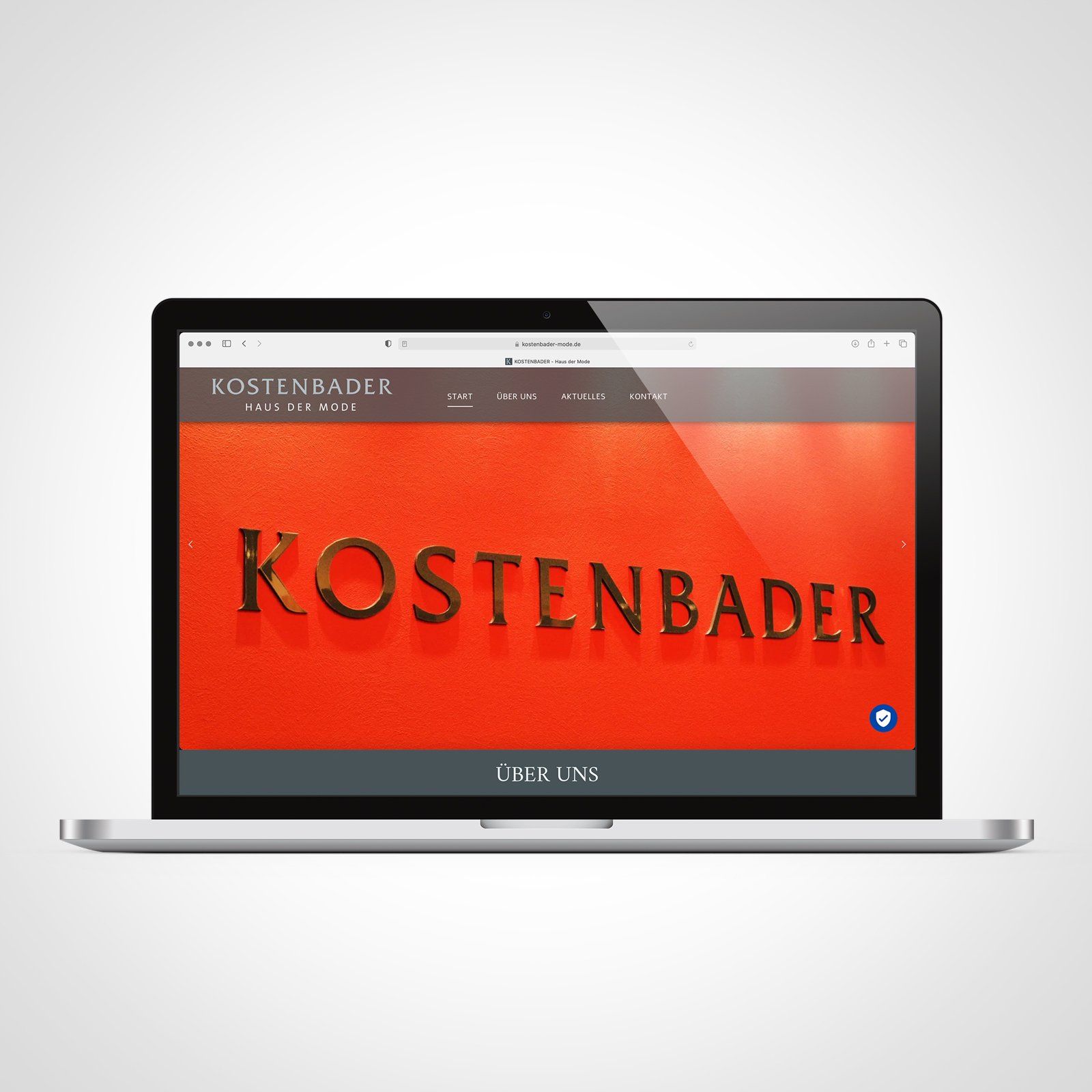Ein Laptop ist offen für eine Website für Kostenbader