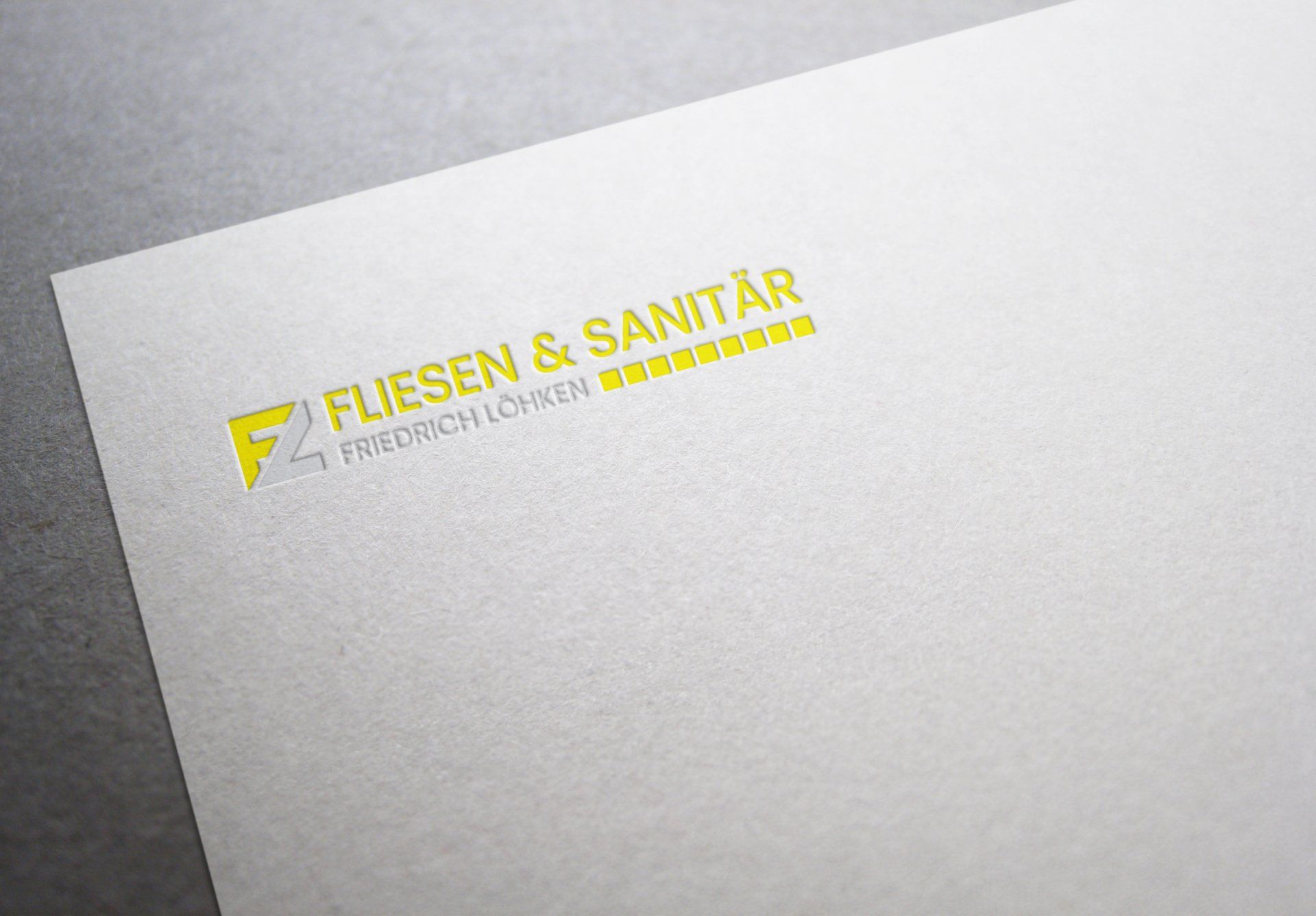 Ein Stück Papier mit dem Wort „Fliegen“ darauf