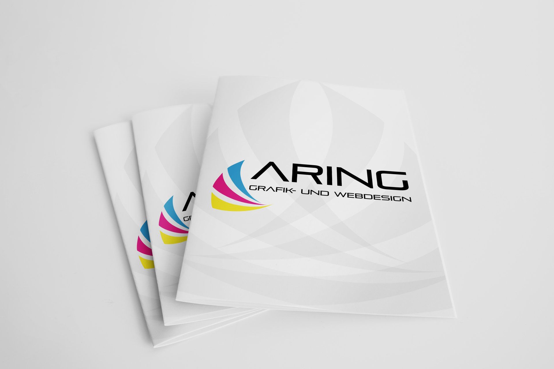 Drei weiße Karten mit dem Aring-Logo darauf