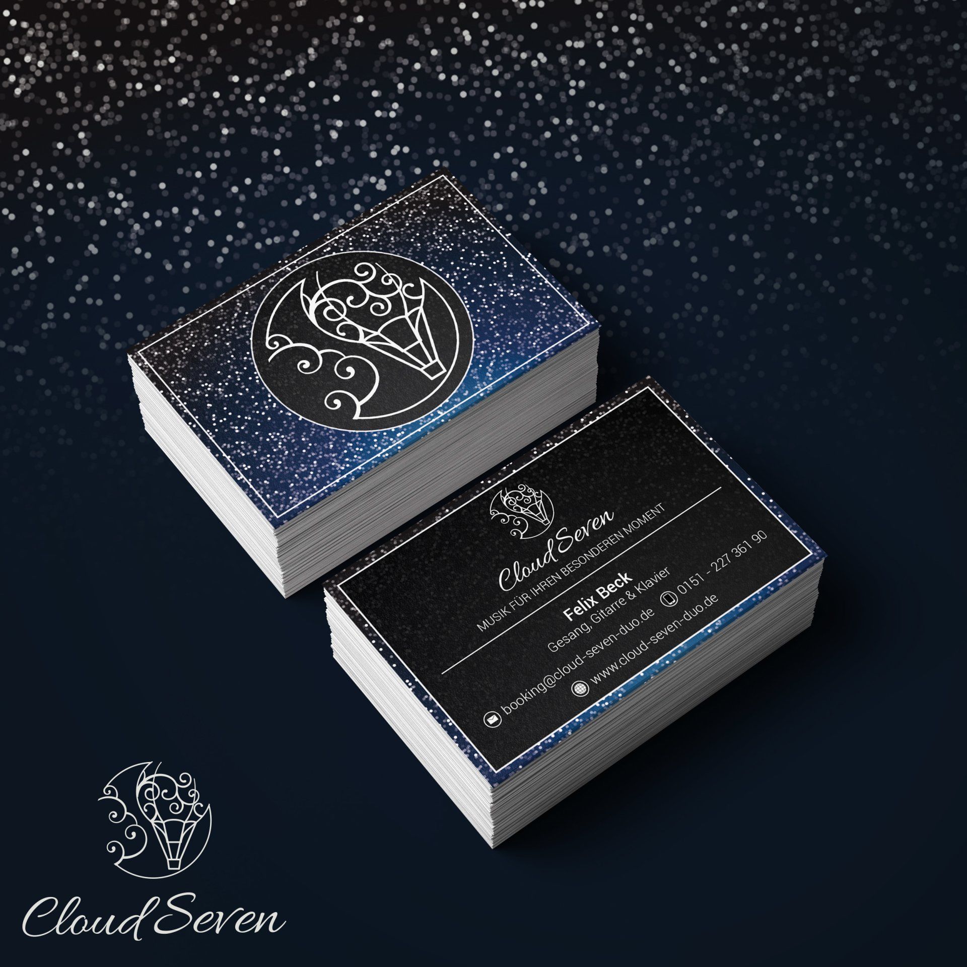 Ein Stapel Visitenkarten für Cloud Seven